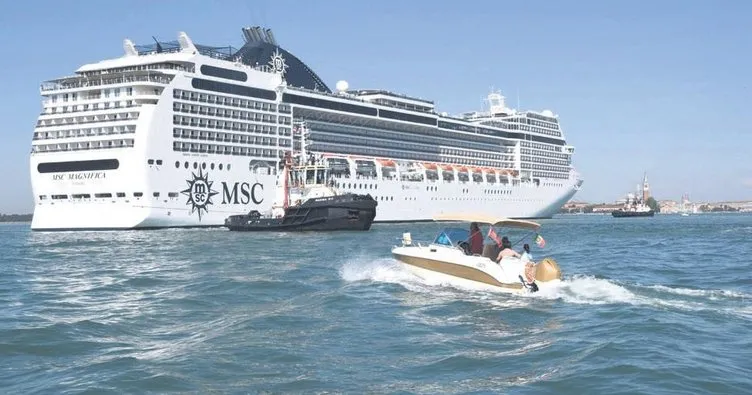 Dev gemi, turist teknesine çarptı