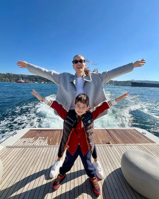 Küçük Prens Karan! Fahriye Evcen ile oğlu Karan’ın sinema keyfi... Anne-oğul böyle poz verdi!