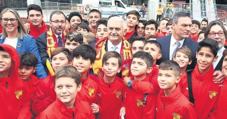 Binali Yıldırım: Göztepe artık evine dönüyor