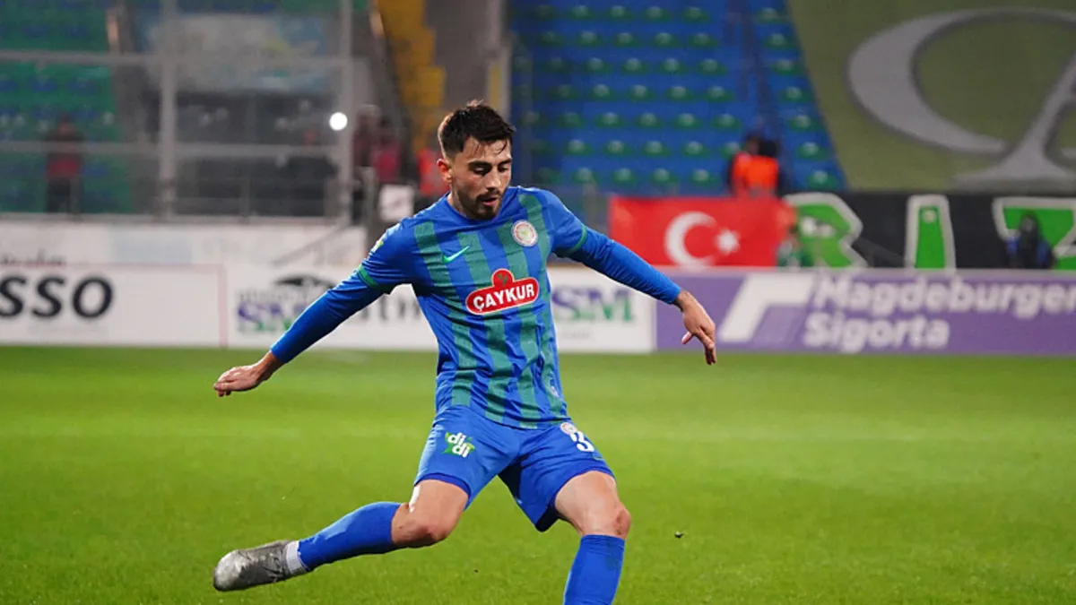 Çaykur Rizesporlu genç futbolcu Muhammet Taha Şahin, sahadaki bir pozisyonda görülüyor.