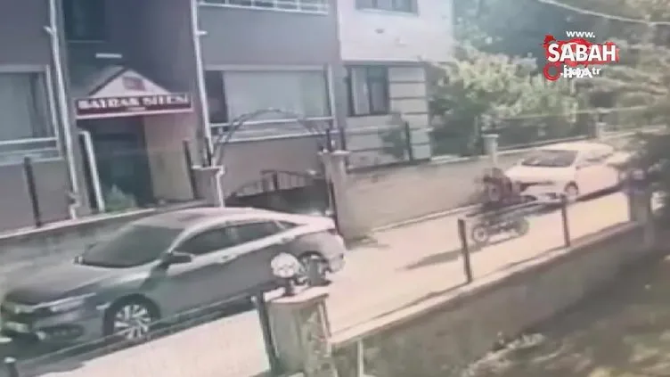 Çocuğu ile bindiği elektrikli bisikletle park halindeki araca çarptı! Kaza anı kamerada