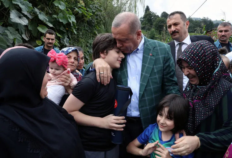 Başkan Erdoğan'a Rize ve Trabzon'da vatandaşlardan yoğun ilgi