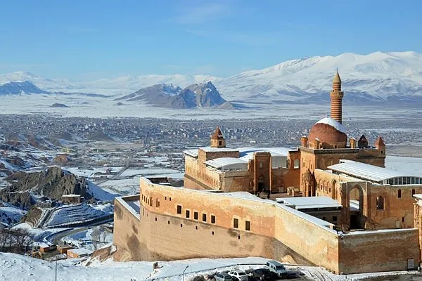 Tarihi saray beyaza büründü