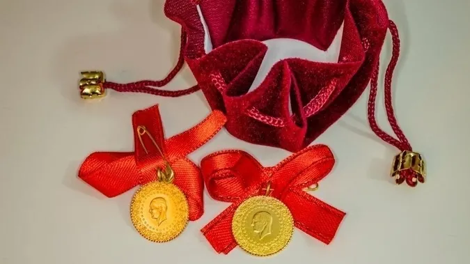 altin-fiyatlari-yeni-haftaya-rekorla-basladi-altin-gram-fiyati-neden-yukseliyor-canli-gram-altin-ceyrek-altin-1653904332241.jpg