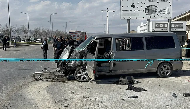 son-dakika-konyada-tir-ve-minibus-carpisti-1-kisi-oldu-yaralilar-var-1742300740376.jpeg
