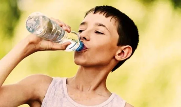 Ayakta su içmenin bilimsel gerçeği