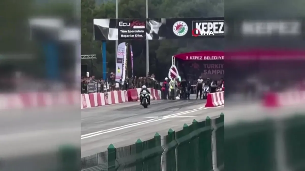 Antalya Kepez’de motodrag yarışlarında bariyerlere çarpan motosikletin sürücüsü yaralandı | Video videosunu izle Antalya Kepez’de motodrag yarışlarında bariyerlere çarpan motosikletin sürücüsü yaralandı | Video videosunu izle
