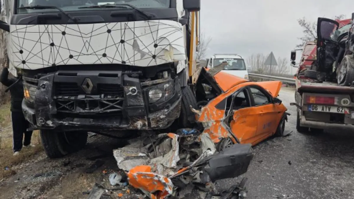 Ankara'da 6 araçlı zincirleme kaza: 5 yaralı Ankara'da 6 araçlı zincirleme kaza: 5 yaralı