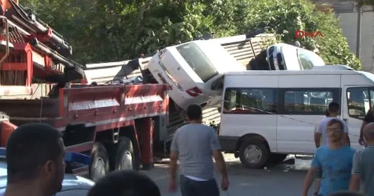 Beykoz’da araç taşıyan TIR kaza yaptı; cadde savaş alanına döndü
