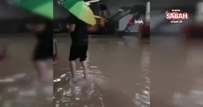Akhisar’da sağanak: Sokaklar göle döndü, birçok bina ve iş yerini su bastı | Video