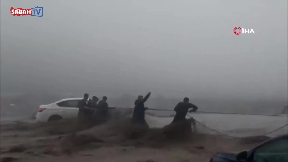 Irak’ın kuzeyinde sel! Kurtarılmaya çalışılan kişinin sel sularına kapıldığı anlar kamerada | Video videosunu izle Irak’ın kuzeyinde sel! Kurtarılmaya çalışılan kişinin sel sularına kapıldığı anlar kamerada | Video videosunu izle