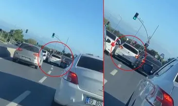 Makas atan iki sürücünün kaza anı kamerada: Trafiği birbirine kattılar!