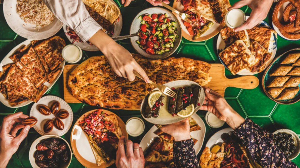 'Akşama ne pişirsem?' derdine son verdiren menü! Tatlısından ana yemeğine adeta lezzet bombası… 'Akşama ne pişirsem?' derdine son verdiren menü! Tatlısından ana yemeğine adeta lezzet bombası…