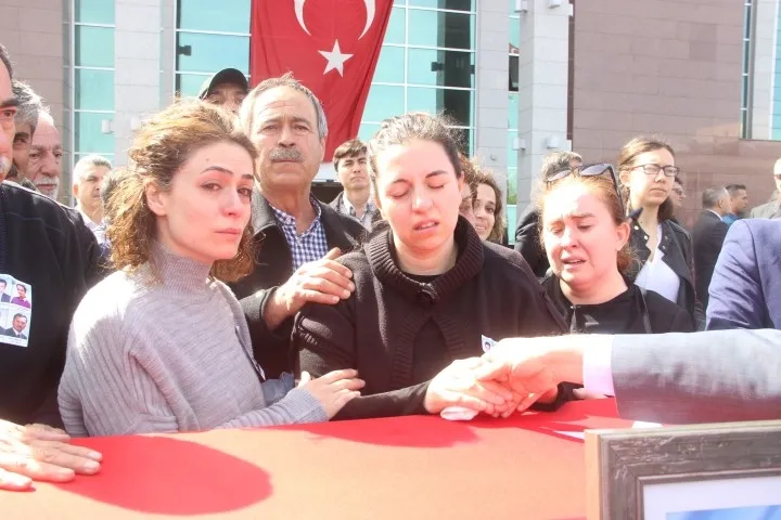 Üniversitede öldürülen görevlilerin için tören düzenlendi