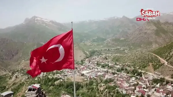 Teröristler 'girilmez' diyordu, Mehmetçik 150 metrekarelik Türk bayrağını böyle göndere çekti! | Video