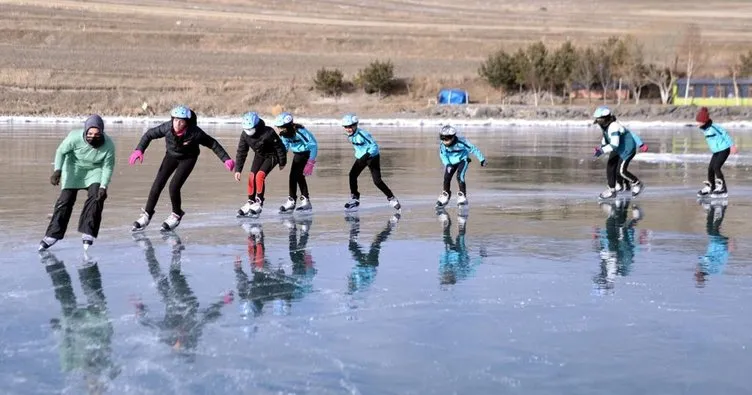Türkiye’nin en büyük doğal buz pisti Çıldır Gölü