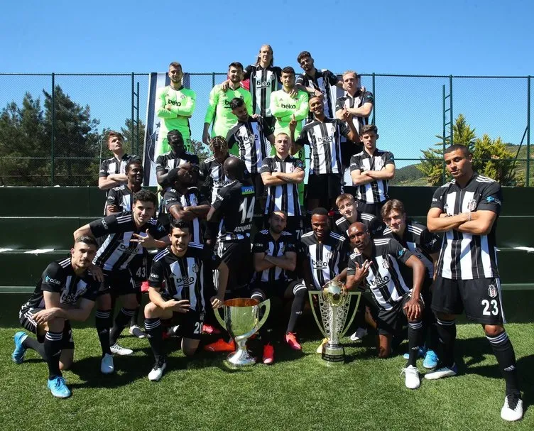 İstanbul Boğazı siyah beyaz! Beşiktaş şampiyonluğun tadını çıkarıyor...