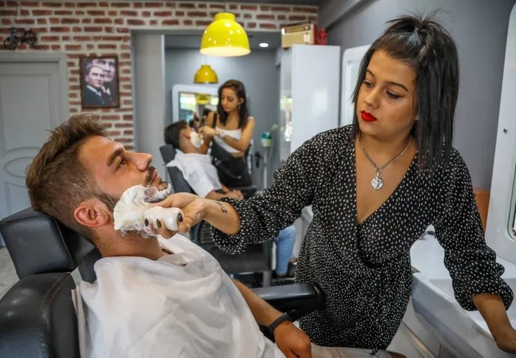 Erkek berberi Dilek ve Zeynep, ustalık için gün sayıyor