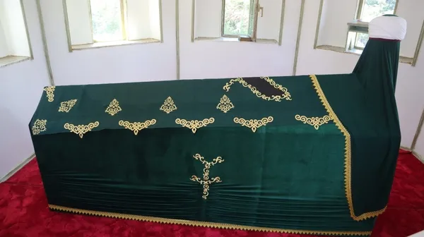 zarar-goren-turbe-onarilarak-ziyarete-acildi-1658914266157.jpg