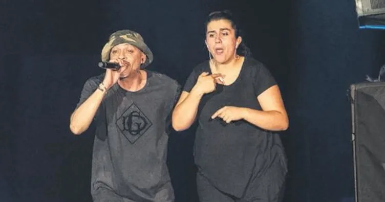 Ceza’dan işaret diliyle rap konseri