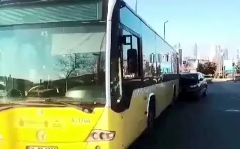 iett-otobusu-ile-konsolosluk-araci-carpisti-1737388871221.jpg