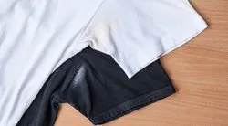 Deodorant lekelerini sonsuza kadar yok edecek o yöntem! Sadece bir kaşık...
