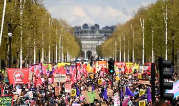 İngiltere sokakları karıştı! Binlerce kişi sokağa döküldü