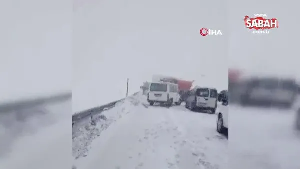 Hakkari'de kar esareti: Yüksekova-Şemdinli karayolunda çok sayıda araç mahsur kaldı | Video