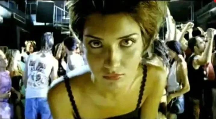 Kısa saçlarıyla 2000’lere damga vurmuştu! Tuba Büyüküstün’ün yıllar önce şarkı klibinde oynadığını biliyor muydunuz?