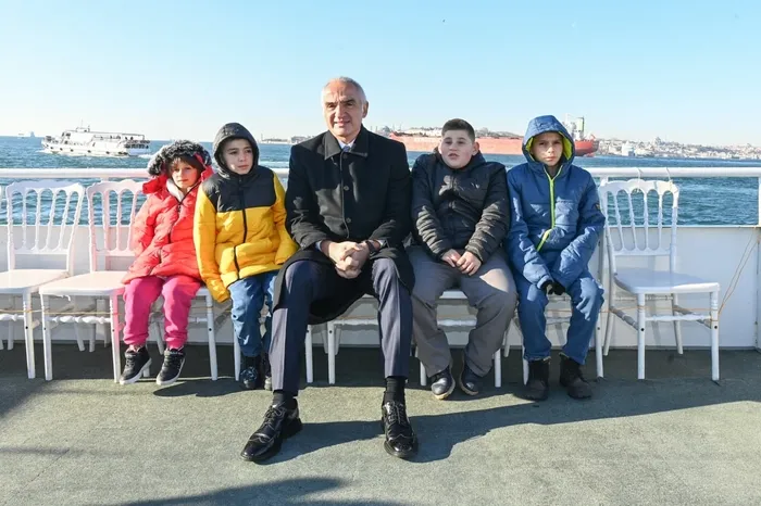 bakan-ersoy-turkiyenin-kalbine-dokunan-o-cocuklarla-bulustu-hayallerindeki-istanbulu-gorduler-1768032587066.jpg