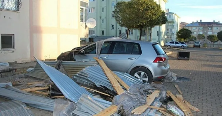 Karlıova’da fırtına çatıları uçurdu, 2 kişi yaralandı