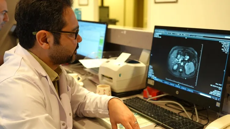 Halsizim diyerek hastaneye gitti! Sol böbreğinde öyle bir şey çıktı ki! Tam 12 santim