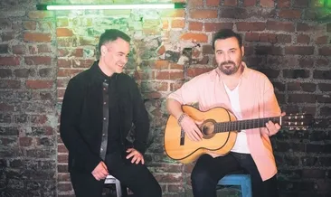 Operacılığını çaktırmadan pop söylüyor!