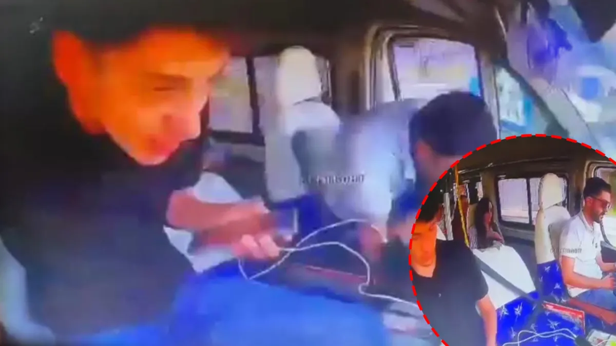 Adana'da direksiyon başında uyuyakalan dolmuş sürücüsünün kontrolünden çıkan aracın bir duvara çarptığı kaza sonrası olay yeri.