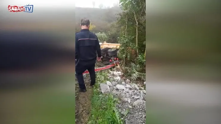 İzmit'te kamyon dere yatağına uçtu