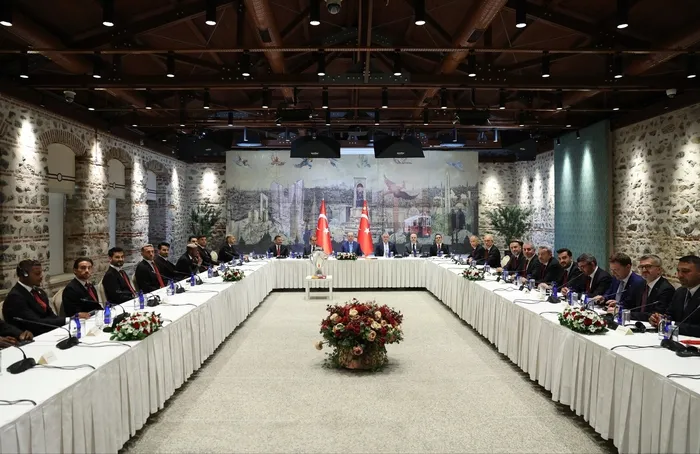 baskan-erdogan-galatasaray-futbol-takimini-kabul-etti-1779102717488.jpg