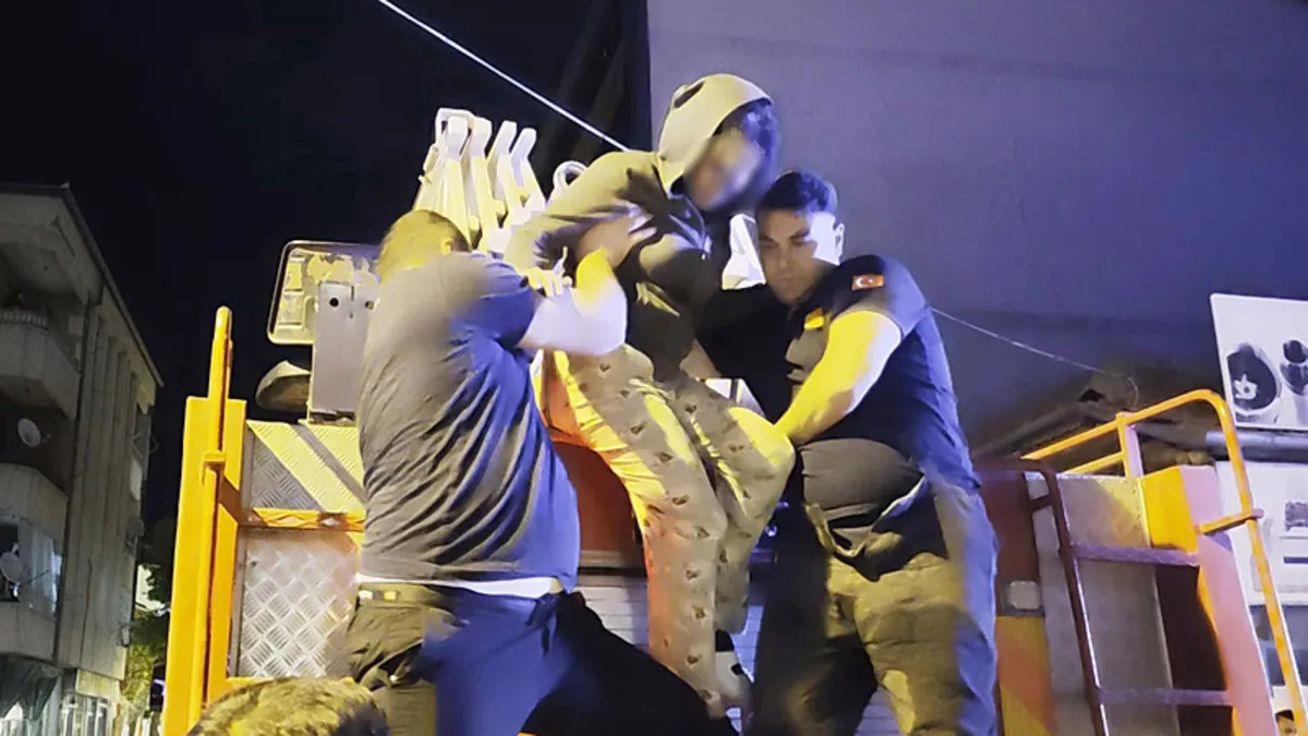 Ayrıldığı erkek arkadaşı evi bastı: Paniğe kapılıp alt katın balkonuna atladı! Ayrıldığı erkek arkadaşı evi bastı: Paniğe kapılıp alt katın balkonuna atladı!