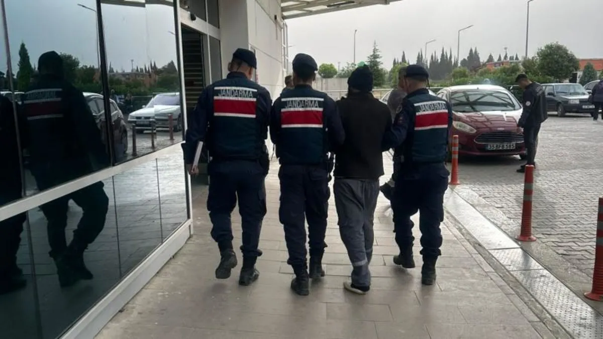 İzmir merkezli 10 ilde DEAŞ operasyonu: 9 gözaltı İzmir merkezli 10 ilde DEAŞ operasyonu: 9 gözaltı