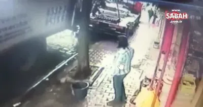 İzmir’de bir kadının, nakliyecilerin balkondan attığı eşyanın altında kalmaktan son anda kurtulması kamerada | Video