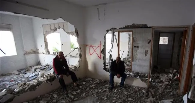 İsrail askerleri Filistinli tutuklunun evini yıktı