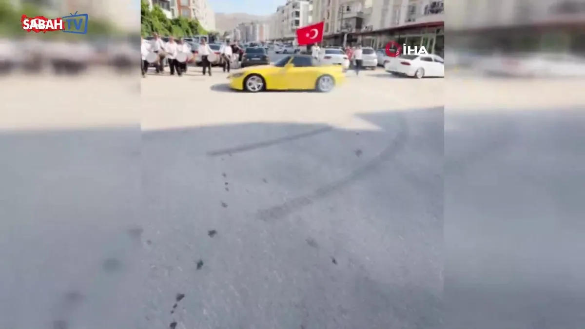 Lüks aracıyla düğün konvoyunda drift attı, ceza üstüne ceza yağdı: 156 bin TL para cezası ve trafikten men | Video videosunu izle Lüks aracıyla düğün konvoyunda drift attı, ceza üstüne ceza yağdı: 156 bin TL para cezası ve trafikten men | Video videosunu izle