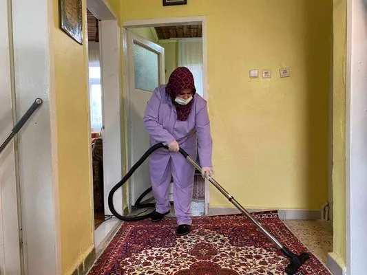 Beykoz’da AKDEM ekipleri, ihtiyaç sahiplerinin evini temizliyor