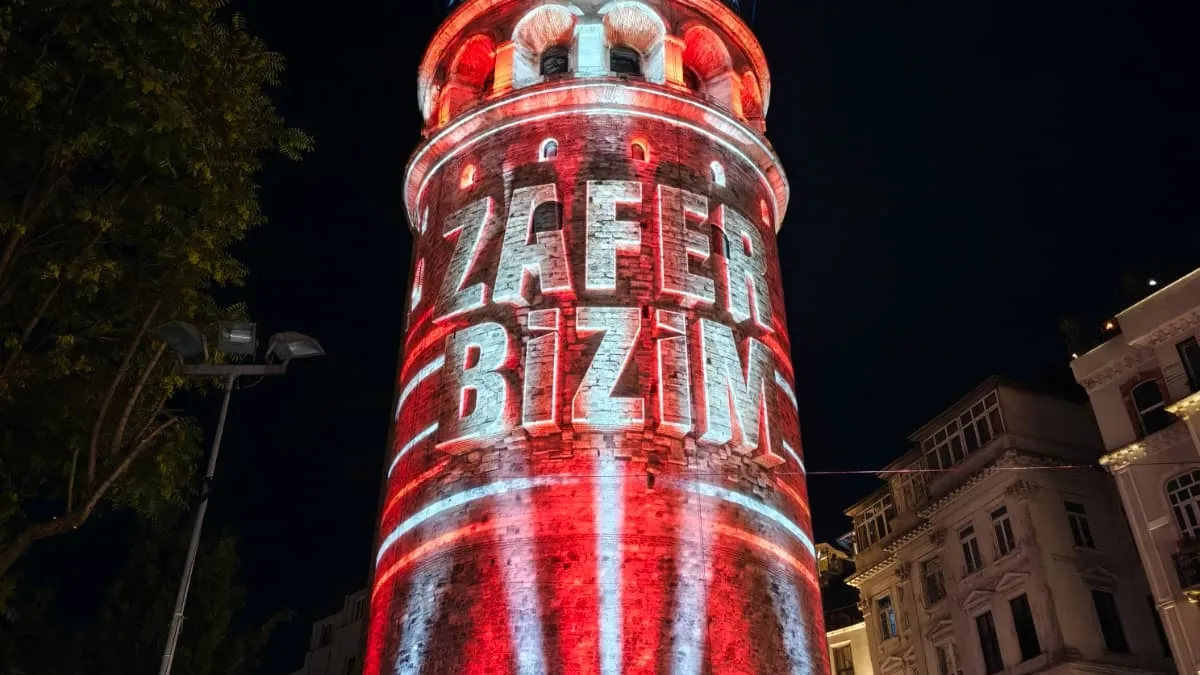 Galata ve Kız Kuleleri'nde 15 Temmuz şehitleri anısına yapılan mapping gösterisi