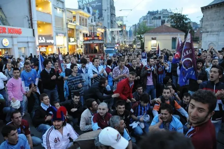 Taksim’de Kolbastılı kutlama