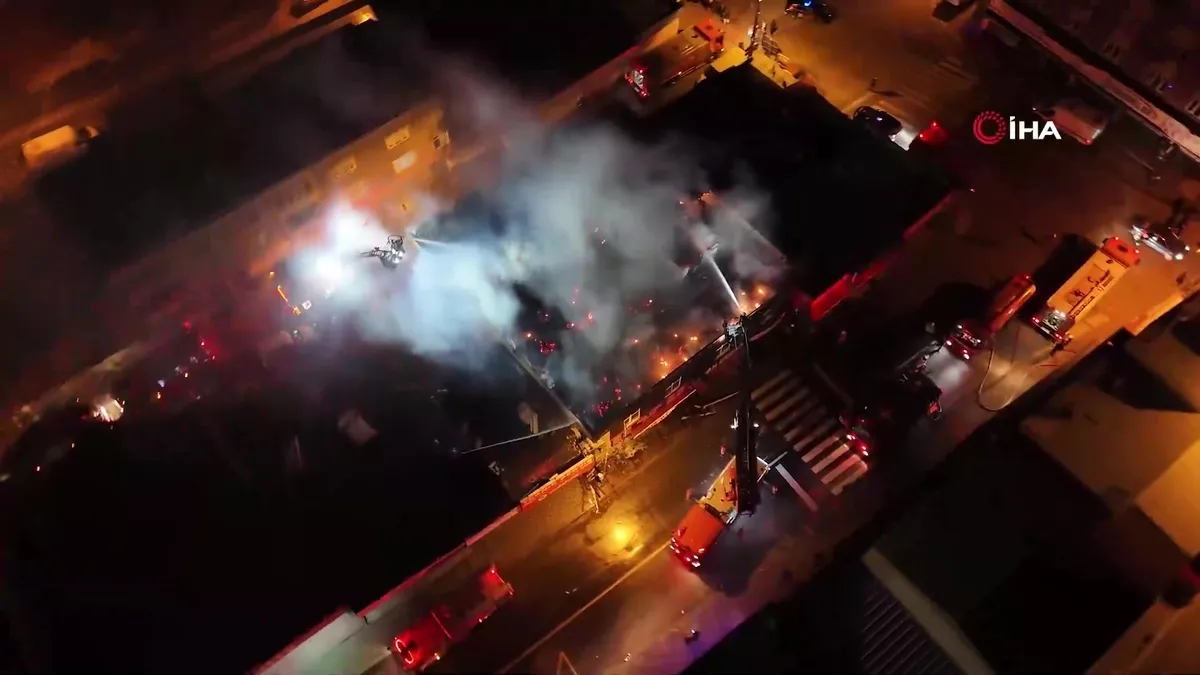 Ataşehir’de iki katlı binanın çatısında yangın | Video videosunu izle Ataşehir’de iki katlı binanın çatısında yangın | Video videosunu izle