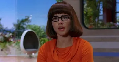 Takımın gösterişsiz ama zeki kızıydı... Velma güzelliğiyle büyüledi!