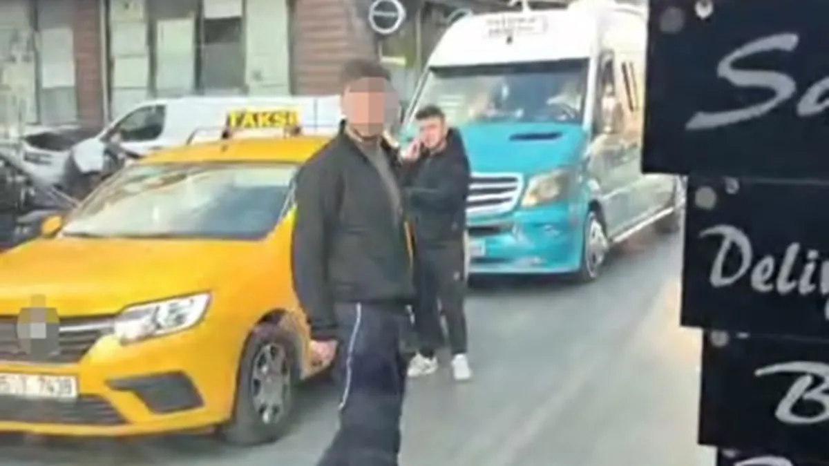 İzmir’de bıçaklar çekildi, tehditler edildi… Minibüste taciz gerilimi anbean kameraya yansıdı! İzmir’de bıçaklar çekildi, tehditler edildi… Minibüste taciz gerilimi anbean kameraya yansıdı!