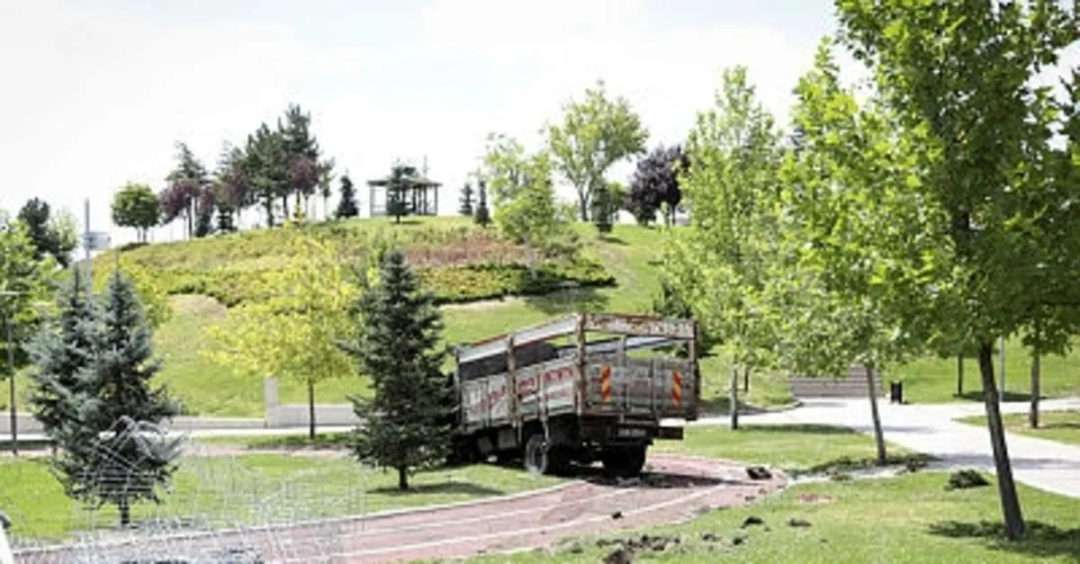 Baskentte Freni Bosalan Kamyon Korkuluklara Carparak Durabildi Sabah Haber Ofisi