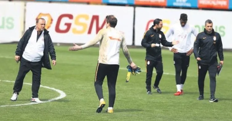 Galatasaray antrenmanında Tolga Ciğerci ve Carrasso tartıştı