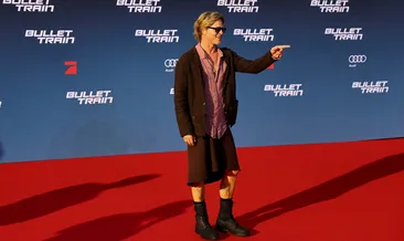 Moda alemine dert oldu, Brad Bey’in eteği!